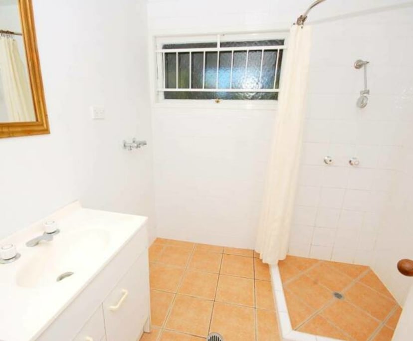 $230, Student-accommodation, 1 bathroom, East Brisbane QLD 4169