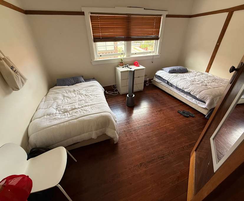 Furnished room in a flatshare