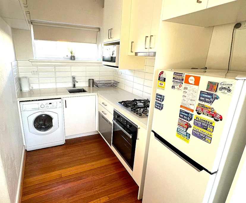 $950, Whole-property, 3 bathrooms, Elwood VIC 3184