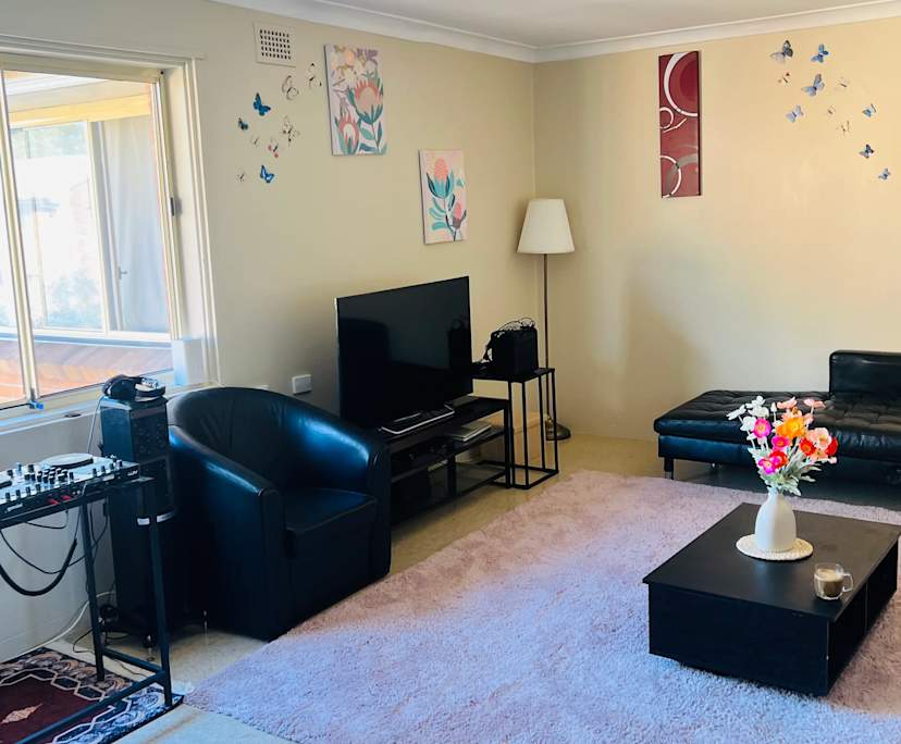Furnished room in a flatshare