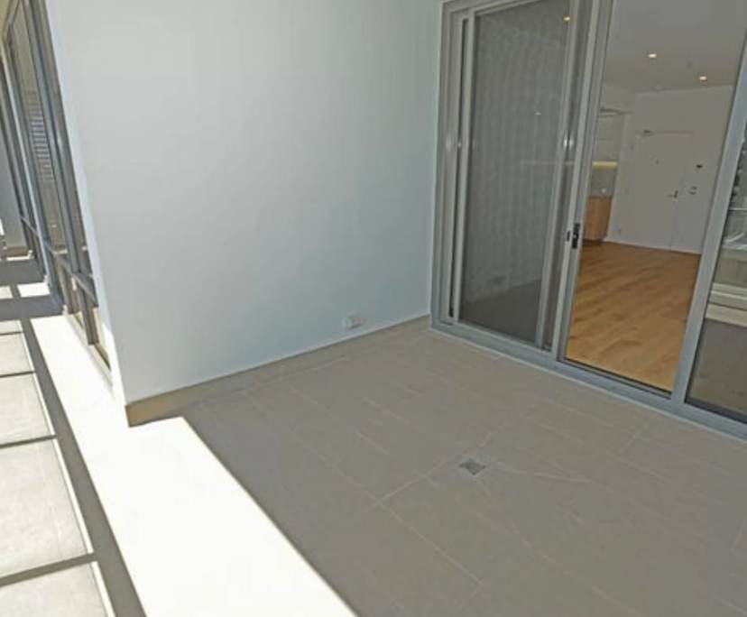 Unfurnished room with own bathroom