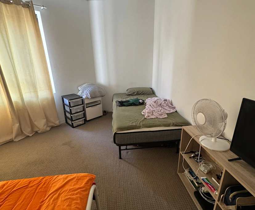 Furnished room in a flatshare