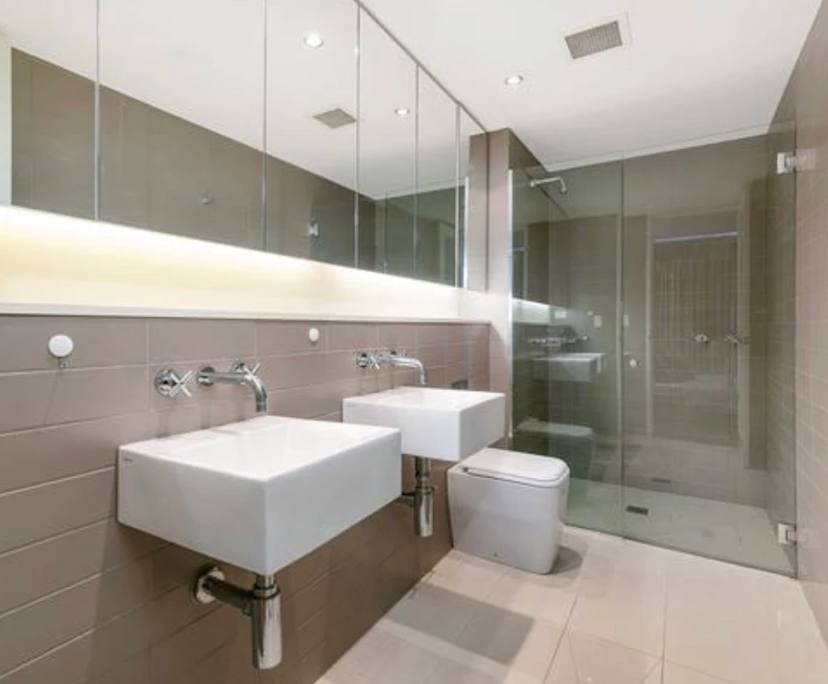 Furnished room with ensuite in a flatshare