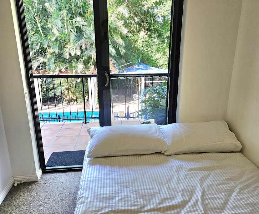 $350, Flatshare, 2 bathrooms, Taringa QLD 4068