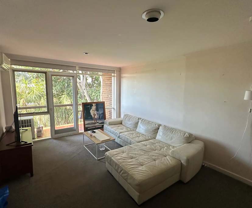 Furnished room in a flatshare