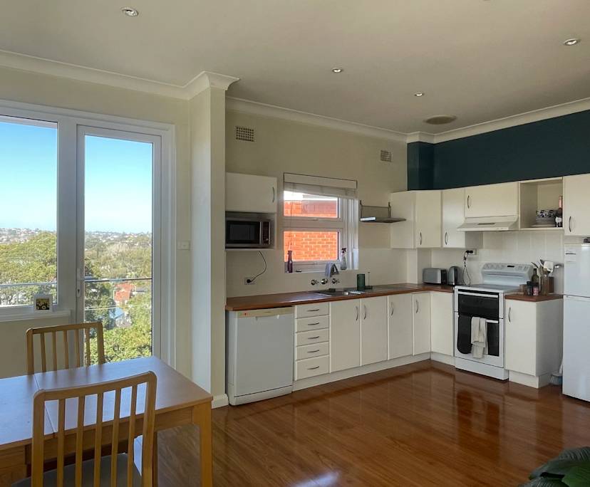 Furnished room in a flatshare