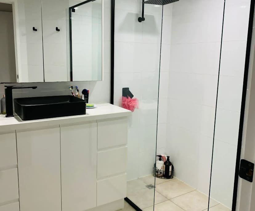 $450, Homestay, 2 bathrooms, Surfers Paradise QLD 4217