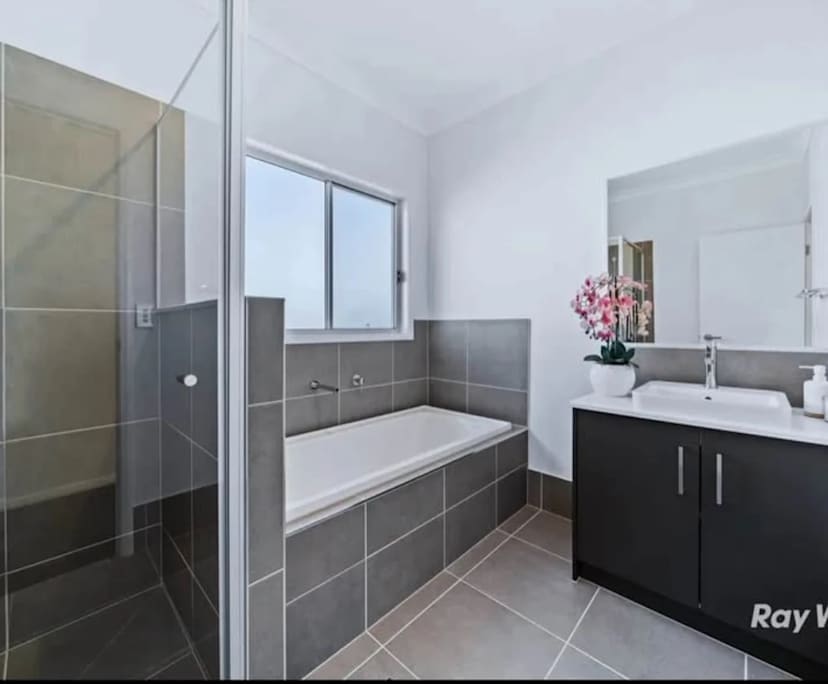 $300, Share-house, 4 bathrooms, Greenbank QLD 4124