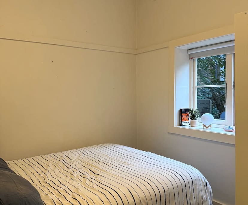 Furnished room in a flatshare