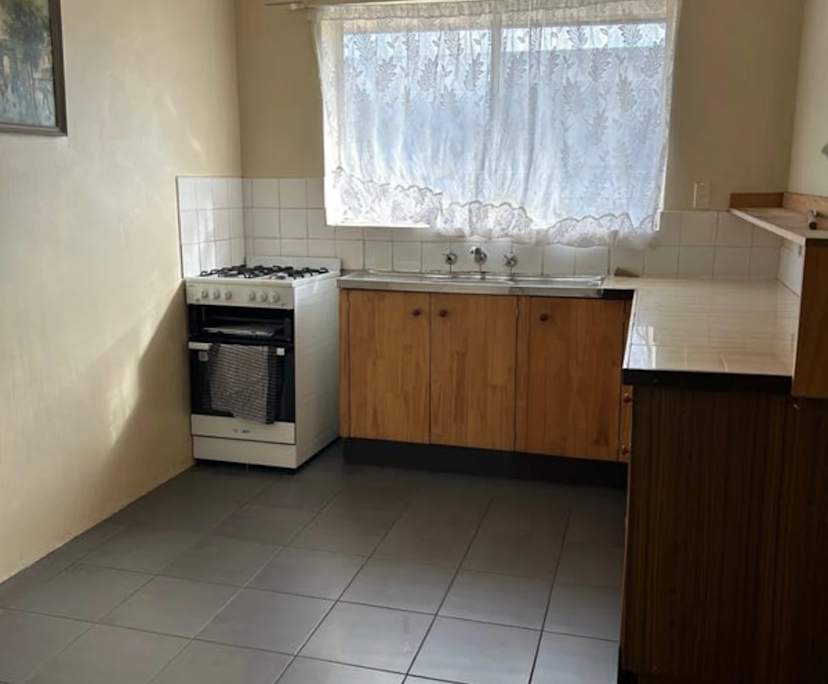 $425, Whole-property, 2 bathrooms, Saint Albans VIC 3021