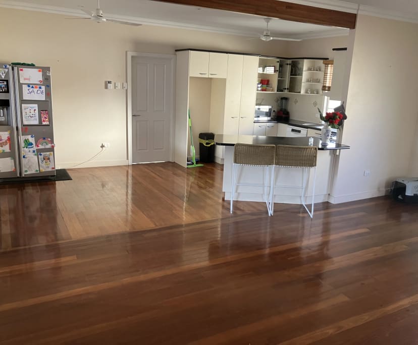 Room for Rent in Holland Park West, Brisbane 325,...