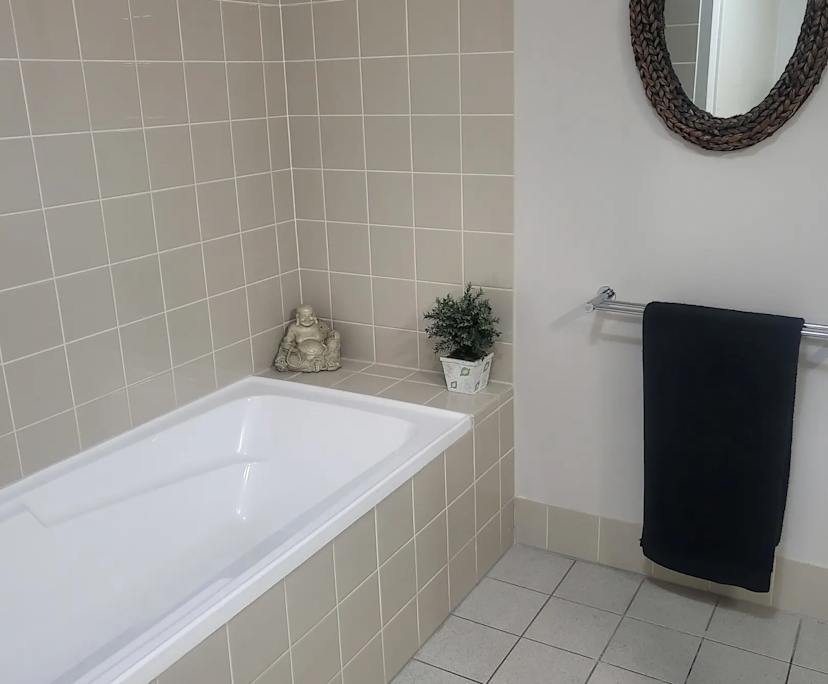 Furnished room in a flatshare