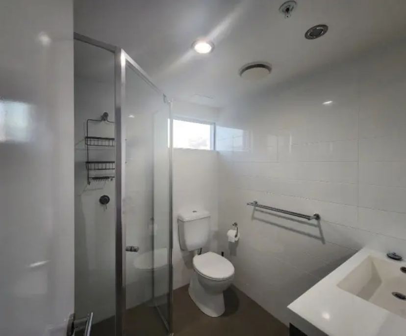 Furnished room with ensuite in a flatshare