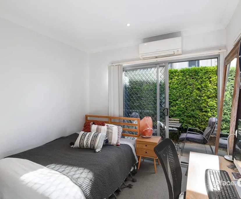 Unfurnished room with ensuite in a flatshare