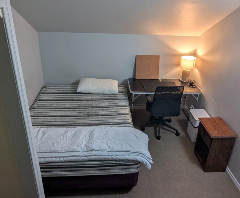 Furnished room in a flatshare