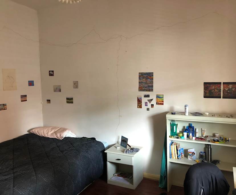 Room in a share house