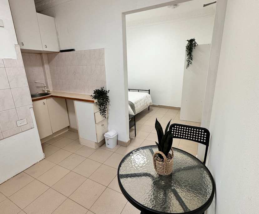 $575, Studio, 1 bathroom, Enmore NSW 2042