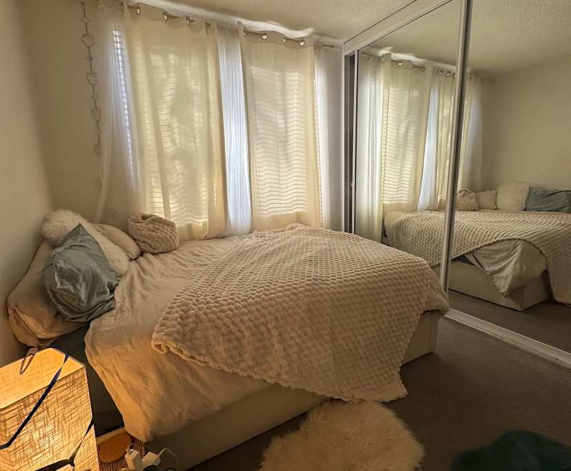 Furnished room in a flatshare