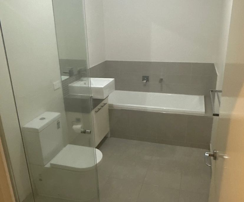 $250, Flatshare, 3 bathrooms, Notting Hill VIC 3168