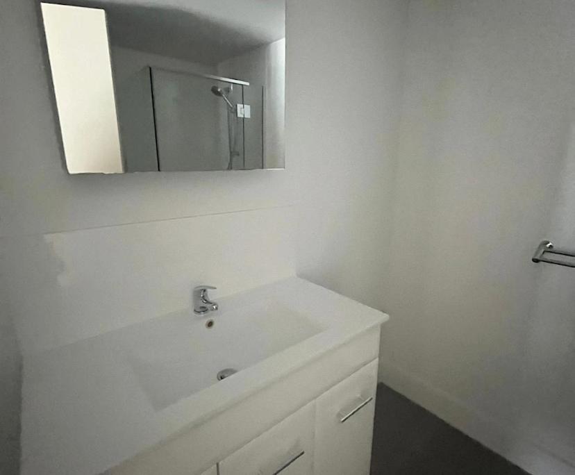 Furnished room with ensuite in a flatshare