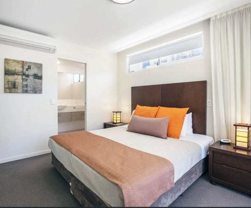 Furnished room with ensuite in a flatshare