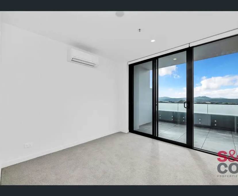 Unfurnished room with ensuite in a flatshare
