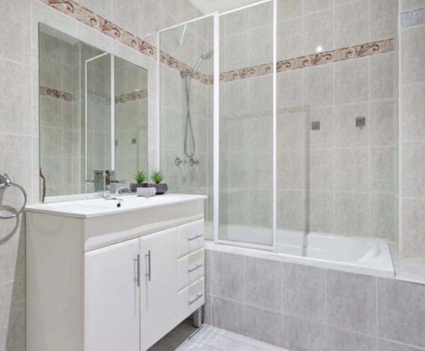 Furnished room in a flatshare