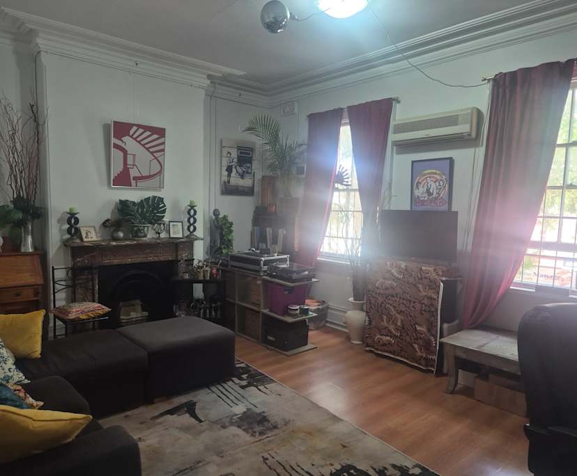 Furnished room in a flatshare