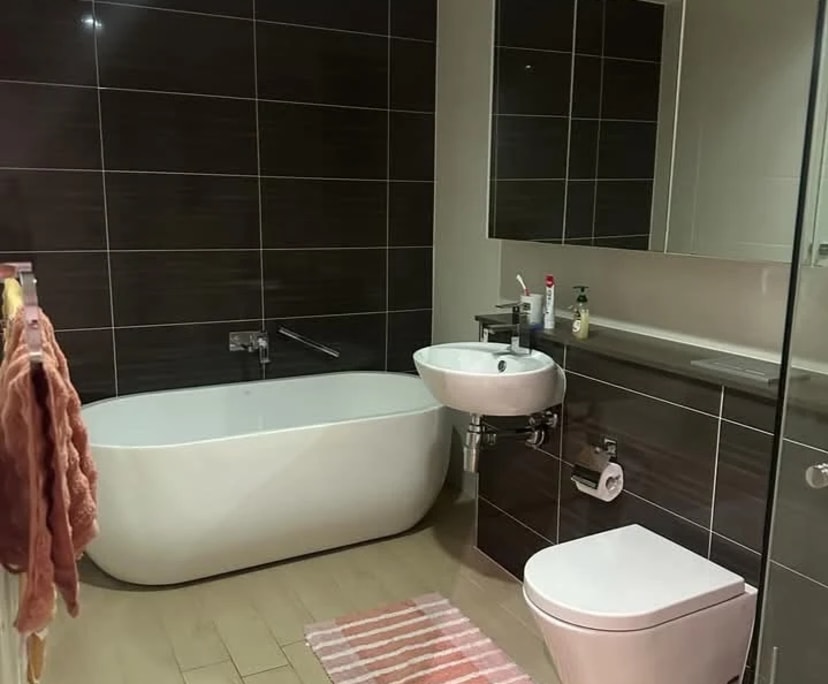 Furnished room with ensuite in a flatshare