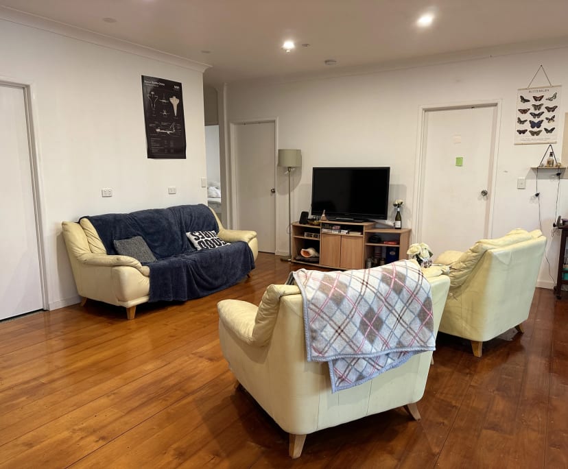 Room for Rent in Bardon, Brisbane 160, Furnished,...