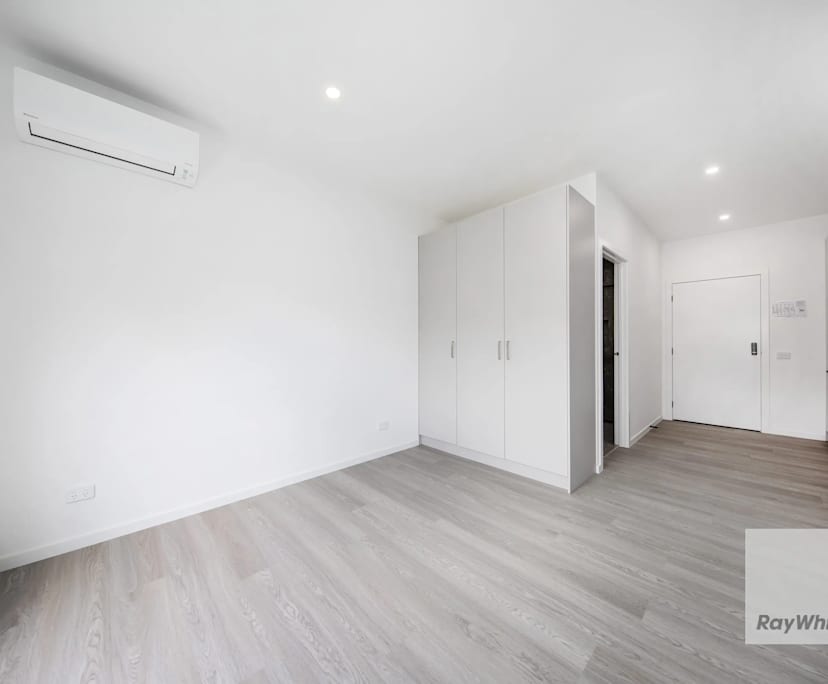 $350, Share-house, 6 bathrooms, Melton South VIC 3338