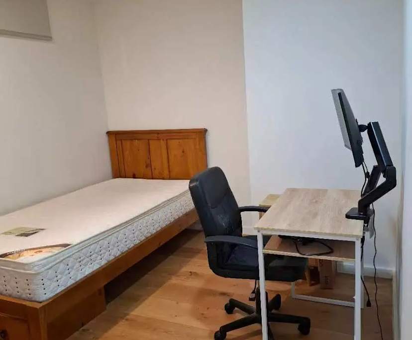 Furnished room in a flatshare