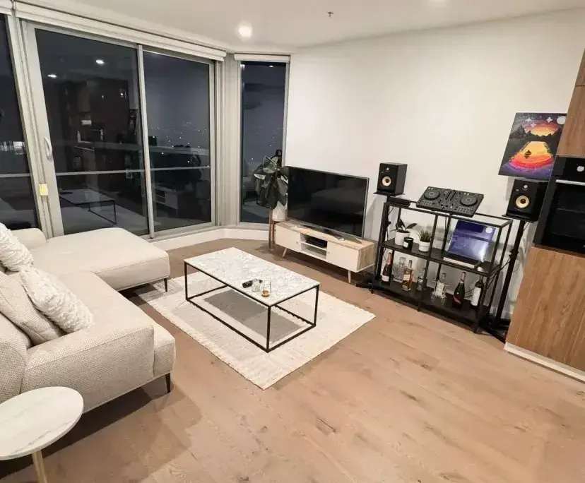 Furnished room with ensuite in a flatshare