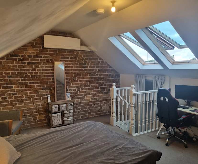 Furnished room in a flatshare