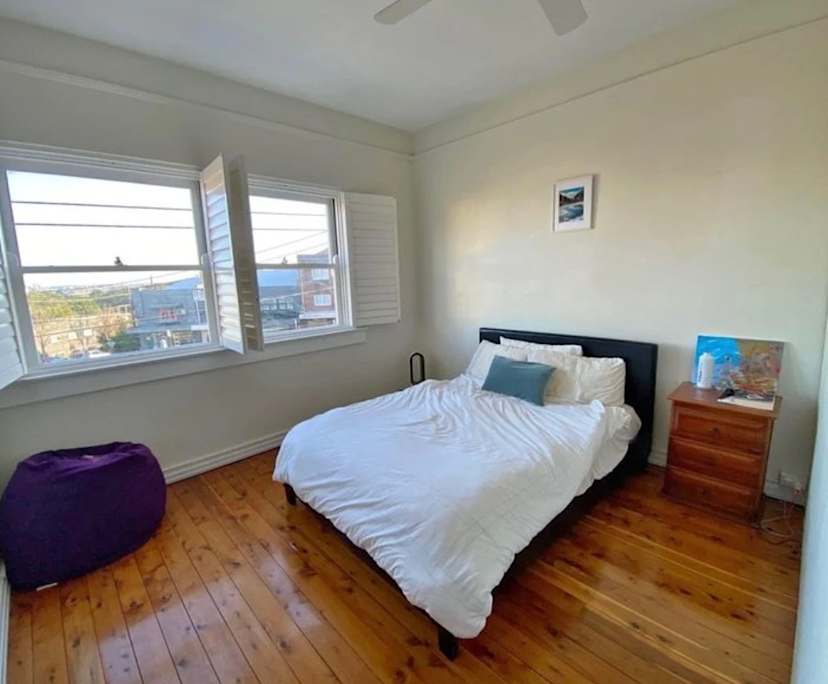 Furnished room in a flatshare