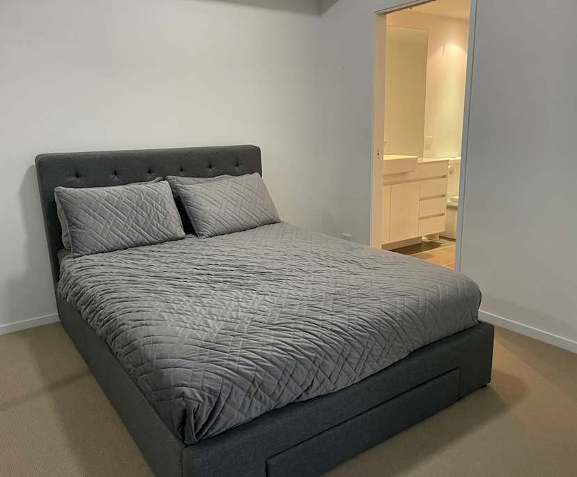 Furnished room with ensuite in a flatshare