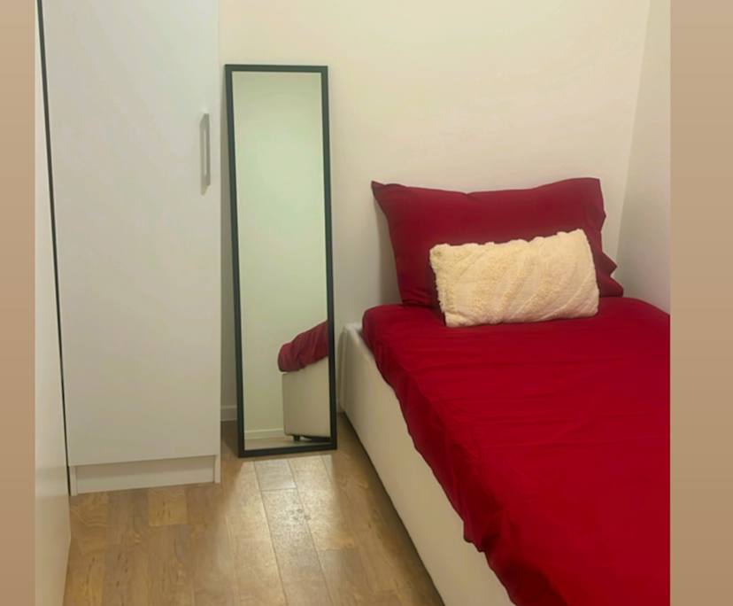 Furnished room in a flatshare