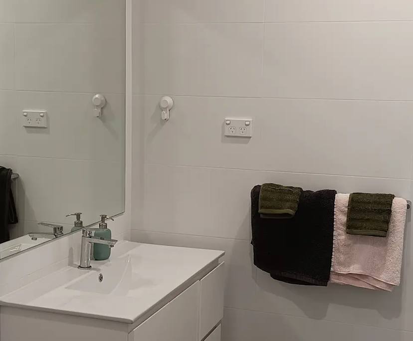 $350, Whole-property, 2 bathrooms, Lake Illawarra NSW 2528