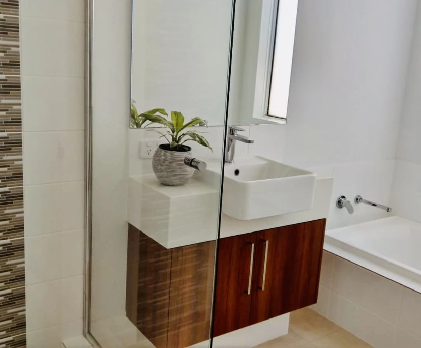 $270, Homestay, 3 bathrooms, Queens Park WA 6107