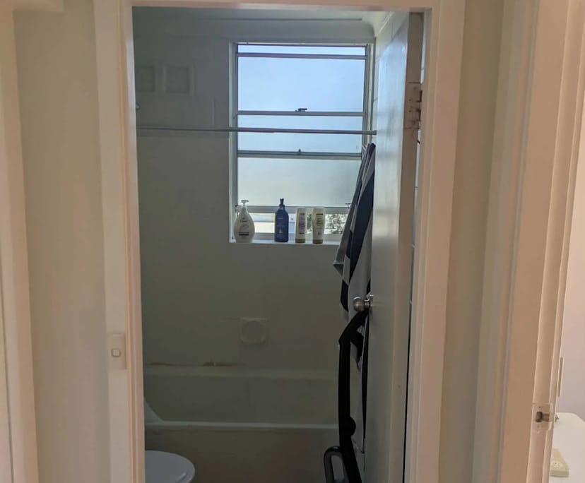 $325, Flatshare, 2 bathrooms, Brookvale NSW 2100