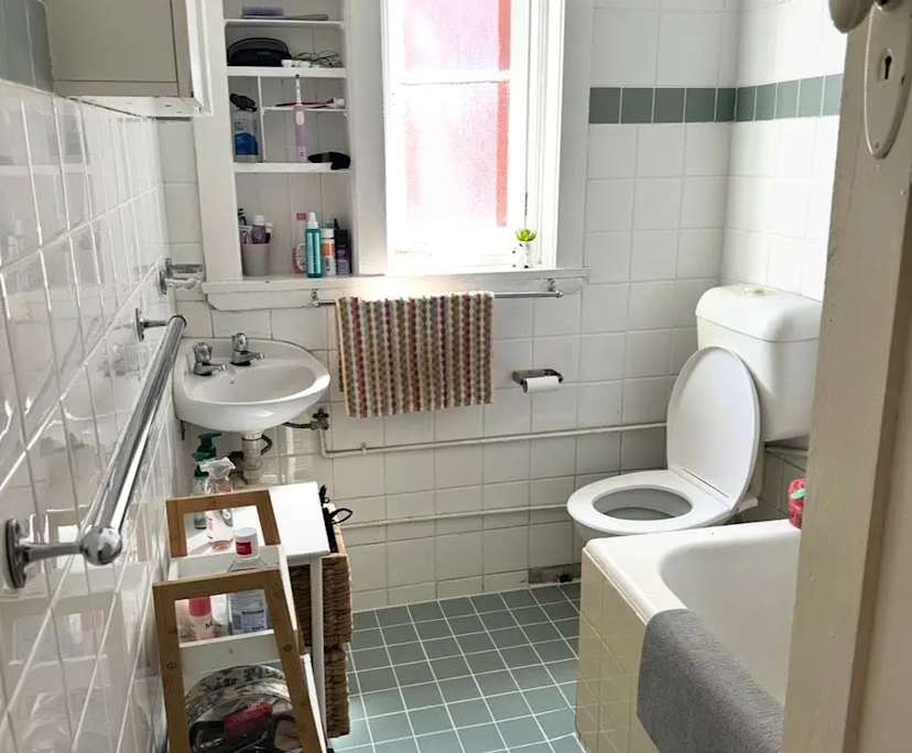 Furnished room in a flatshare