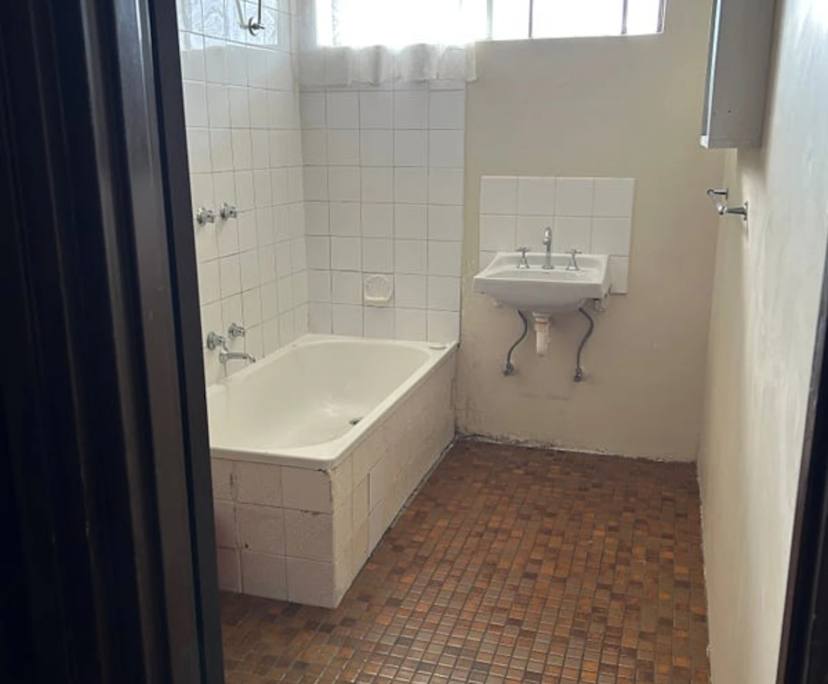 $425, Whole-property, 2 bathrooms, Saint Albans VIC 3021