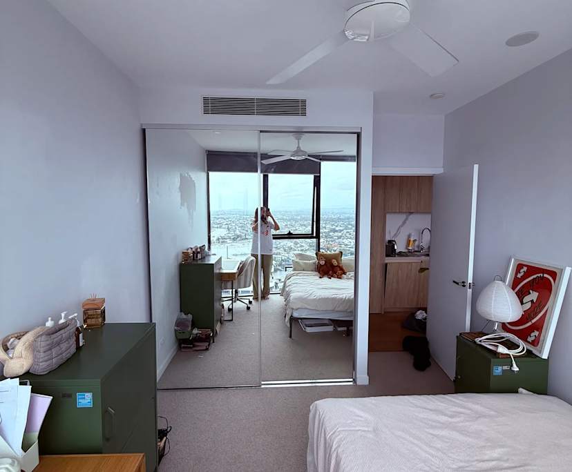Furnished room in a flatshare
