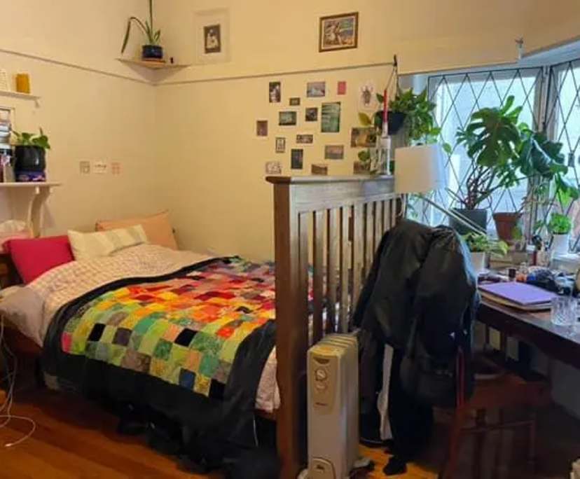 Furnished room in a flatshare