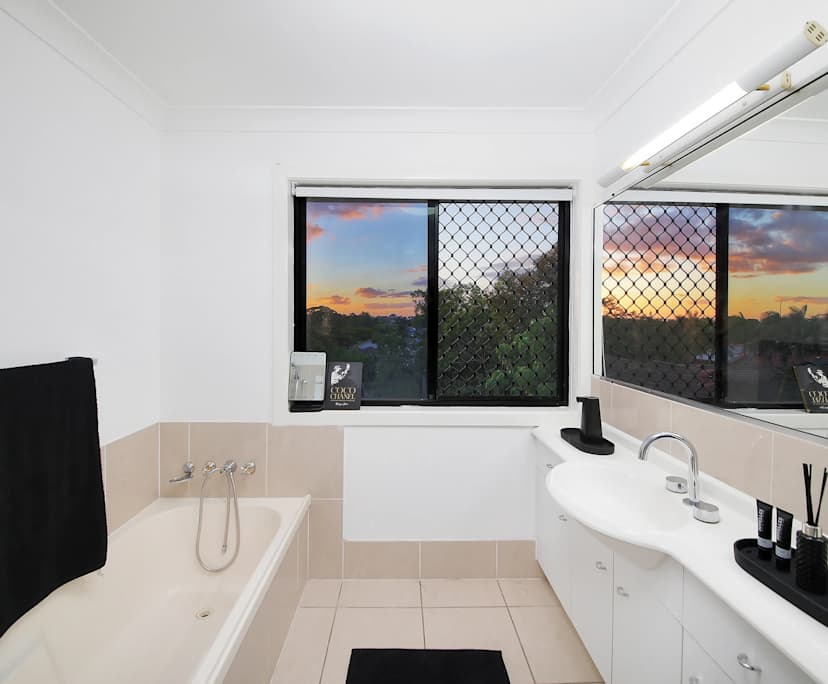 $300, Share-house, 6 bathrooms, Stretton QLD 4116