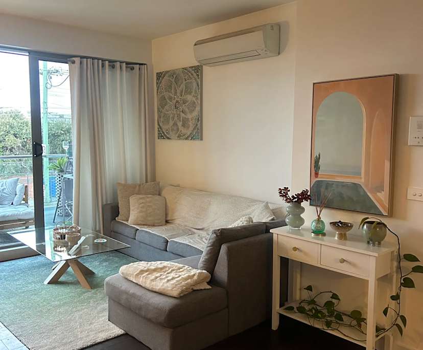 Furnished room in a flatshare