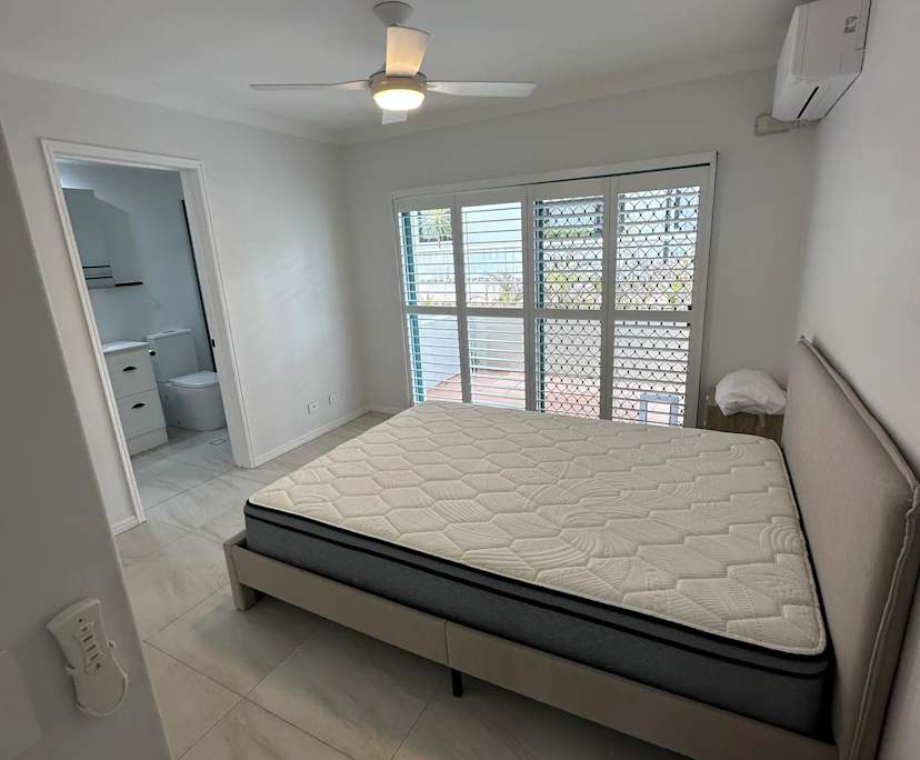 Furnished room with ensuite in a flatshare