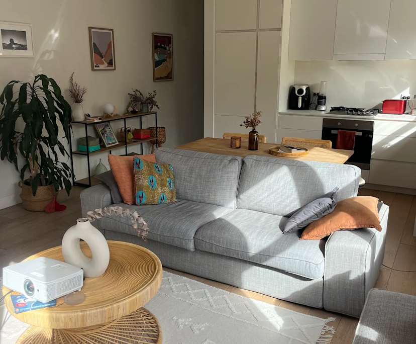 Furnished room in a flatshare