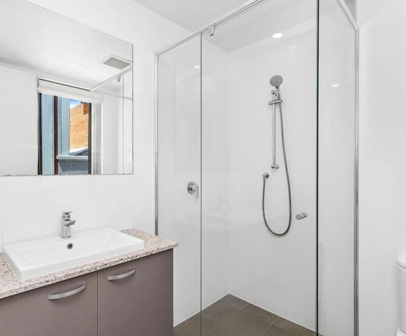 Unfurnished room with ensuite in a flatshare