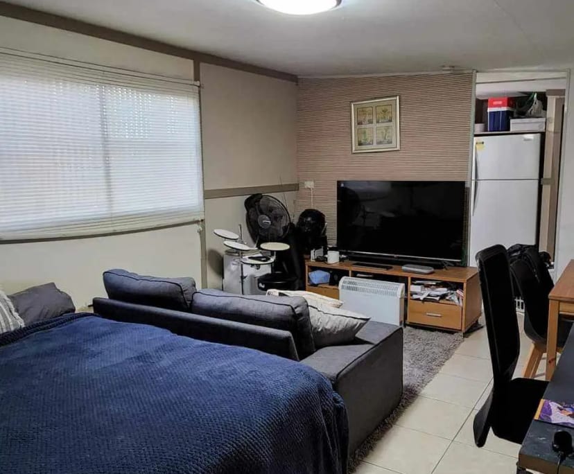 Unfurnished room studio flat for rent